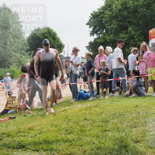 15.06.2025 - 27. Vierlanden-Triathlon KatJ http://msf.ph/oto/8028357 15.06.2025 11:02:45 Schwimmen 672, 696, 728, 868 meine-sportfotos.de