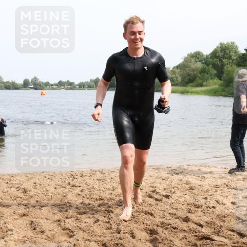 15.06.2025 - 27. Vierlanden-Triathlon Lena Gebhardt http://msf.ph/oto/8028361 15.06.2025 11:02:21 Schwimmen 687, 734, 851 meine-sportfotos.de