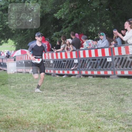 21.06.2025 - 27. Vierlanden-Triathlon KatJ http://msf.ph/oto/8028362 15.06.2025 13:32:26 Ziel 18, 944 meine-sportfotos.de