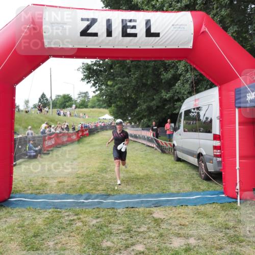 21.06.2025 - 27. Vierlanden-Triathlon MichiJ http://msf.ph/oto/8028366 15.06.2026 12:13:07 Ziel 252 meine-sportfotos.de