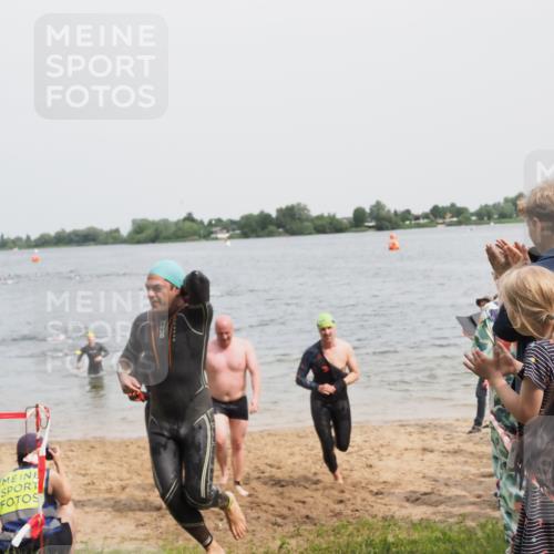 21.06.2025 - 27. Vierlanden-Triathlon MichiJ http://msf.ph/oto/8028382 15.06.2026 10:58:39 Schwimmen 636, 667, 684, 732, 743, 747 meine-sportfotos.de