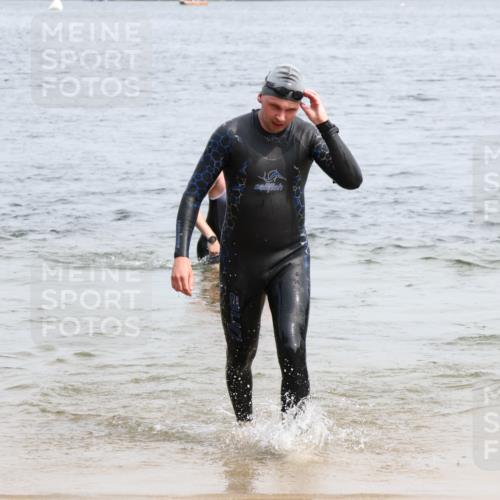 15.06.2025 - 27. Vierlanden-Triathlon Lena Gebhardt http://msf.ph/oto/8028389 15.06.2025 11:02:27 Schwimmen 687, 696, 734, 868 meine-sportfotos.de