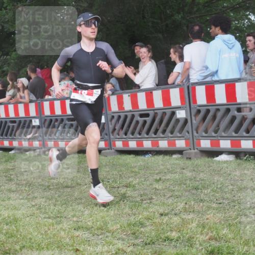 21.06.2025 - 27. Vierlanden-Triathlon KatJ http://msf.ph/oto/8028390 15.06.2025 13:32:27 Ziel 18, 644 meine-sportfotos.de