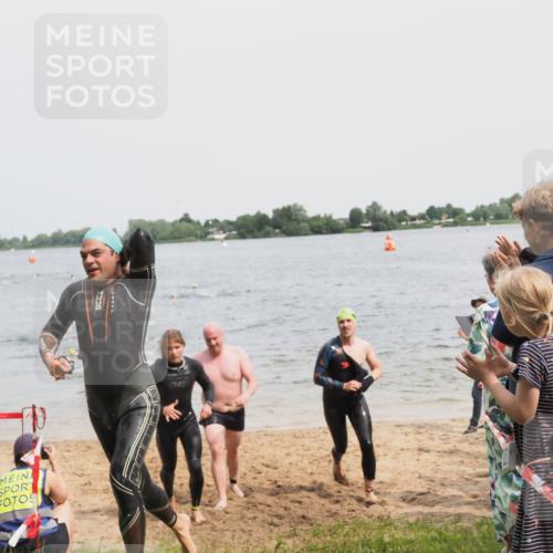 21.06.2025 - 27. Vierlanden-Triathlon MichiJ http://msf.ph/oto/8028392 15.06.2026 10:58:39 Schwimmen 636, 667, 684, 732, 743, 747 meine-sportfotos.de