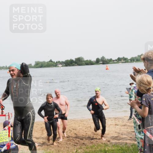 21.06.2025 - 27. Vierlanden-Triathlon MichiJ http://msf.ph/oto/8028396 15.06.2026 10:58:40 Schwimmen 636, 667, 684, 732, 743, 747 meine-sportfotos.de