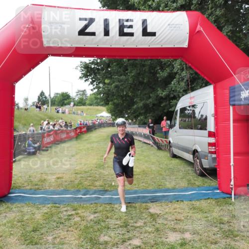 21.06.2025 - 27. Vierlanden-Triathlon MichiJ http://msf.ph/oto/8028397 15.06.2026 12:13:07 Ziel 252 meine-sportfotos.de