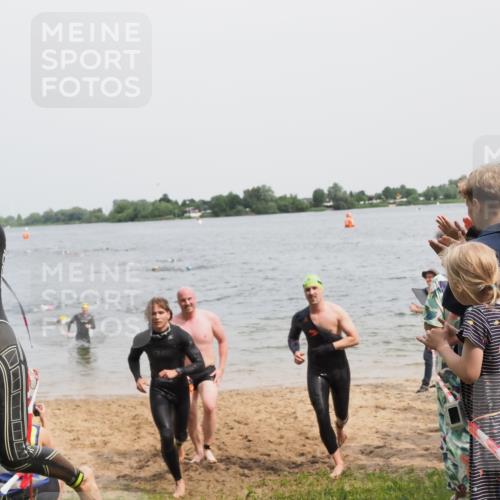 21.06.2025 - 27. Vierlanden-Triathlon MichiJ http://msf.ph/oto/8028405 15.06.2026 10:58:40 Schwimmen 636, 667, 684, 732, 743, 747 meine-sportfotos.de