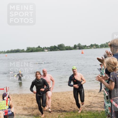 21.06.2025 - 27. Vierlanden-Triathlon MichiJ http://msf.ph/oto/8028411 15.06.2026 10:58:40 Schwimmen 636, 667, 684, 732, 743, 747 meine-sportfotos.de