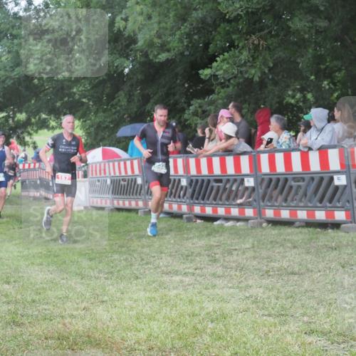 21.06.2025 - 27. Vierlanden-Triathlon KatJ http://msf.ph/oto/8028422 15.06.2025 13:32:35 Ziel 157, 644, 657, 1057 meine-sportfotos.de