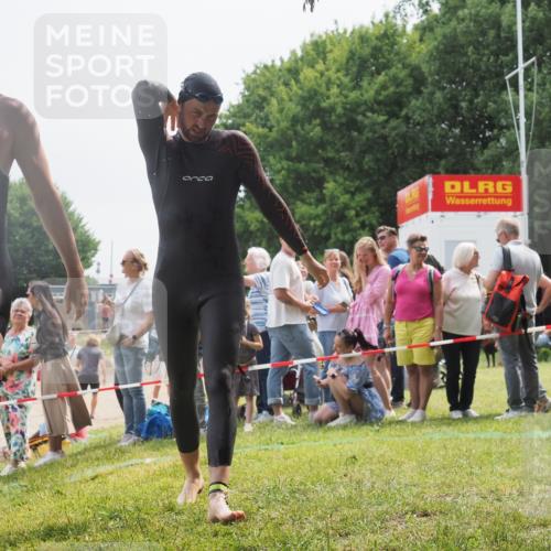 15.06.2025 - 27. Vierlanden-Triathlon KatJ http://msf.ph/oto/8028423 15.06.2025 11:02:49 Schwimmen 672, 728 meine-sportfotos.de