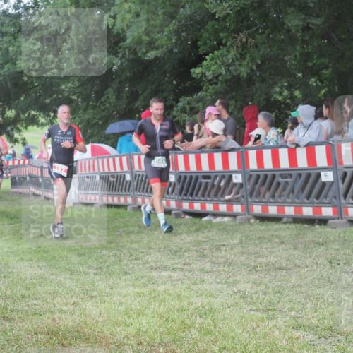21.06.2025 - 27. Vierlanden-Triathlon KatJ http://msf.ph/oto/8028428 15.06.2025 13:32:35 Ziel 157, 644, 657, 1057 meine-sportfotos.de