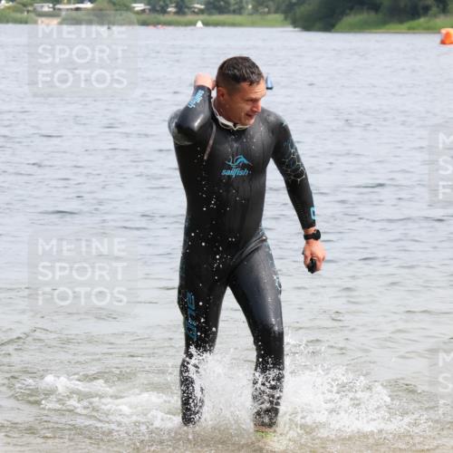 15.06.2025 - 27. Vierlanden-Triathlon Lena Gebhardt http://msf.ph/oto/8028435 15.06.2025 11:02:32 Schwimmen 672, 696, 868 meine-sportfotos.de