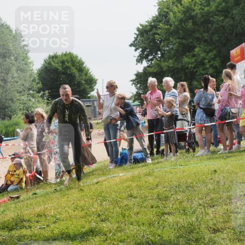 15.06.2025 - 27. Vierlanden-Triathlon KatJ http://msf.ph/oto/8028436 15.06.2025 11:03:28 Schwimmen 645, 793 meine-sportfotos.de