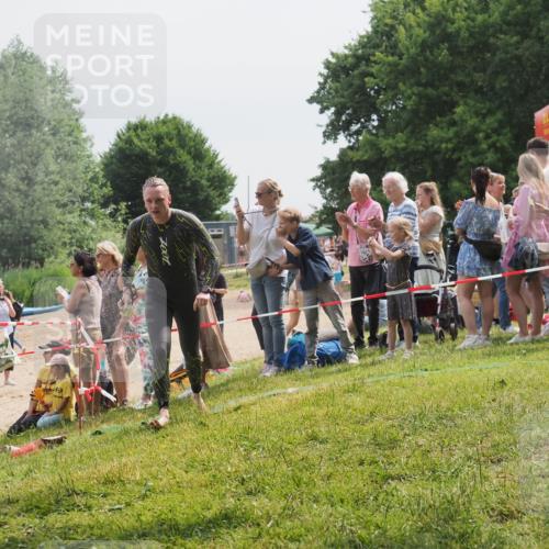 15.06.2025 - 27. Vierlanden-Triathlon KatJ http://msf.ph/oto/8028444 15.06.2025 11:03:29 Schwimmen 645, 793 meine-sportfotos.de