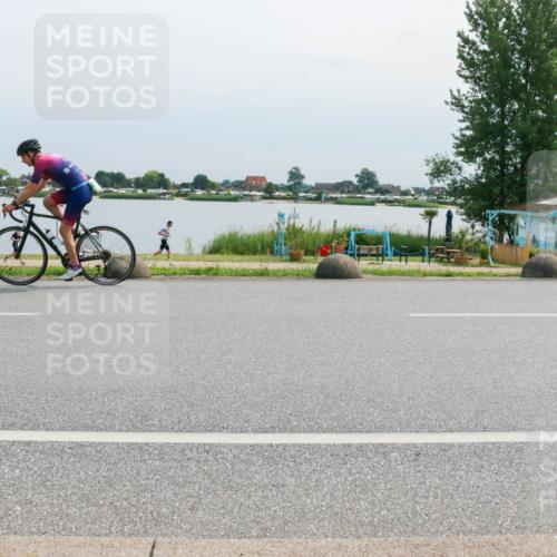15.06.2025 - 27. Vierlanden-Triathlon H.Heesch http://msf.ph/oto/8028446 15.06.2025 11:23:58 Radfahren 833, 954 meine-sportfotos.de