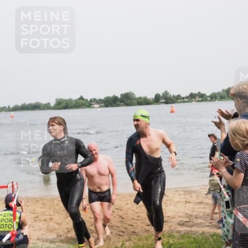 21.06.2025 - 27. Vierlanden-Triathlon MichiJ http://msf.ph/oto/8028450 15.06.2026 10:58:41 Schwimmen 636, 667, 684, 732, 743, 747 meine-sportfotos.de