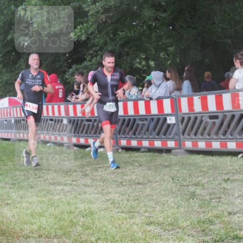 21.06.2025 - 27. Vierlanden-Triathlon KatJ http://msf.ph/oto/8028455 15.06.2025 13:32:36 Ziel 74, 157, 644, 657, 1057 meine-sportfotos.de