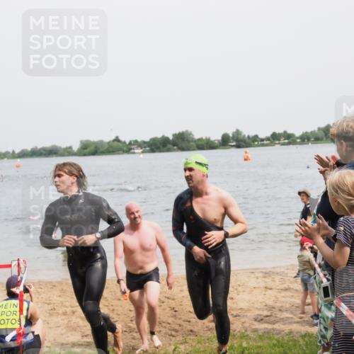 21.06.2025 - 27. Vierlanden-Triathlon MichiJ http://msf.ph/oto/8028457 15.06.2026 10:58:41 Schwimmen 636, 667, 684, 732, 743, 747 meine-sportfotos.de
