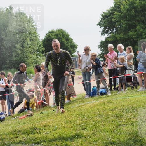 15.06.2025 - 27. Vierlanden-Triathlon KatJ http://msf.ph/oto/8028465 15.06.2025 11:03:29 Schwimmen 645, 793 meine-sportfotos.de