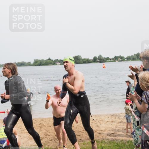 21.06.2025 - 27. Vierlanden-Triathlon MichiJ http://msf.ph/oto/8028469 15.06.2026 10:58:41 Schwimmen 636, 667, 684, 732, 743, 747 meine-sportfotos.de