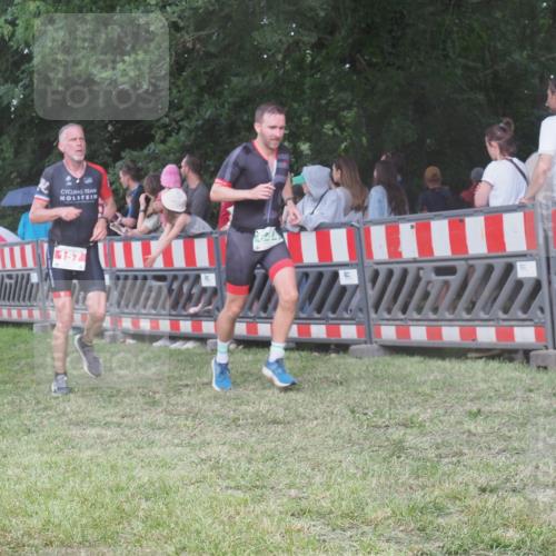 21.06.2025 - 27. Vierlanden-Triathlon KatJ http://msf.ph/oto/8028470 15.06.2025 13:32:36 Ziel 74, 157, 644, 657, 1057 meine-sportfotos.de