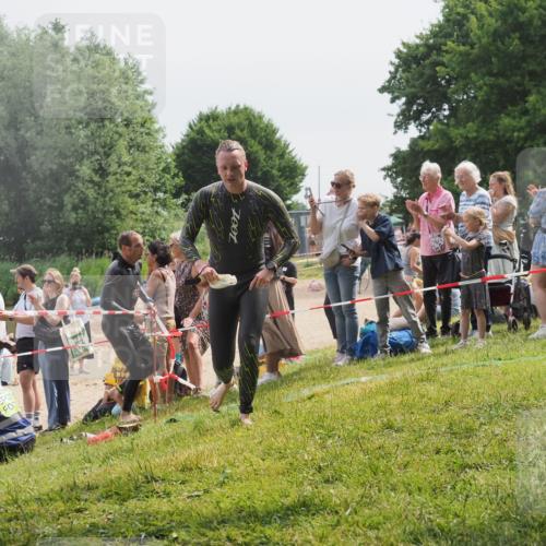 15.06.2025 - 27. Vierlanden-Triathlon KatJ http://msf.ph/oto/8028471 15.06.2025 11:03:29 Schwimmen 645, 793 meine-sportfotos.de