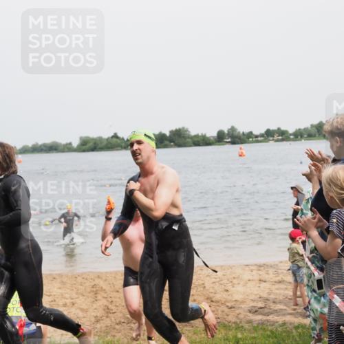 21.06.2025 - 27. Vierlanden-Triathlon MichiJ http://msf.ph/oto/8028478 15.06.2026 10:58:41 Schwimmen 636, 667, 684, 732, 743, 747 meine-sportfotos.de