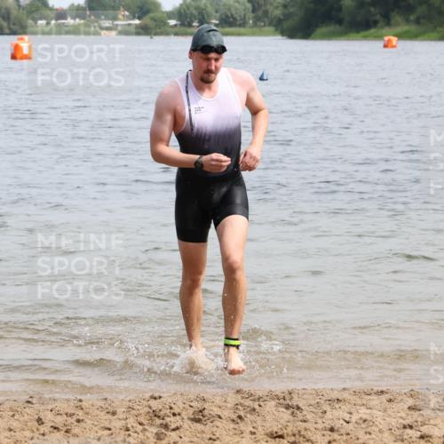 15.06.2025 - 27. Vierlanden-Triathlon Lena Gebhardt http://msf.ph/oto/8028481 15.06.2025 11:02:36 Schwimmen 672, 696, 728, 868 meine-sportfotos.de