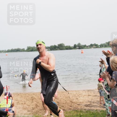 21.06.2025 - 27. Vierlanden-Triathlon MichiJ http://msf.ph/oto/8028485 15.06.2026 10:58:41 Schwimmen 636, 667, 684, 732, 743, 747 meine-sportfotos.de