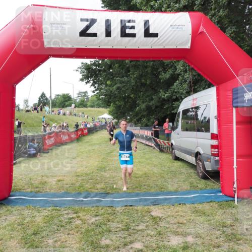21.06.2025 - 27. Vierlanden-Triathlon MichiJ http://msf.ph/oto/8028486 15.06.2026 12:13:21 Ziel 867 meine-sportfotos.de