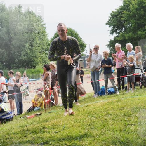 15.06.2025 - 27. Vierlanden-Triathlon KatJ http://msf.ph/oto/8028487 15.06.2025 11:03:30 Schwimmen 645, 766, 793, 810 meine-sportfotos.de