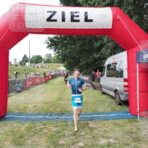 21.06.2025 - 27. Vierlanden-Triathlon MichiJ http://msf.ph/oto/8028522 15.06.2026 12:13:21 Ziel 867 meine-sportfotos.de