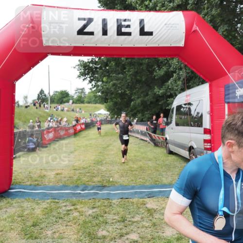 21.06.2025 - 27. Vierlanden-Triathlon MichiJ http://msf.ph/oto/8028535 15.06.2026 12:13:24 Ziel 867, 869 meine-sportfotos.de