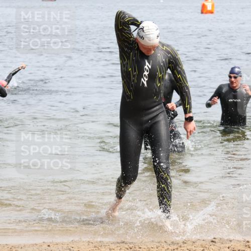 15.06.2025 - 27. Vierlanden-Triathlon Lena Gebhardt http://msf.ph/oto/8028560 15.06.2025 11:03:22 Schwimmen 645, 793 meine-sportfotos.de
