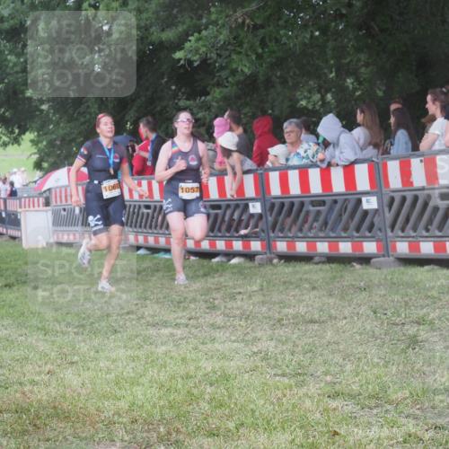 21.06.2025 - 27. Vierlanden-Triathlon KatJ http://msf.ph/oto/8028563 15.06.2025 13:32:42 Ziel 74, 238, 657, 1057 meine-sportfotos.de