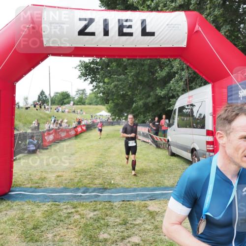 21.06.2025 - 27. Vierlanden-Triathlon MichiJ http://msf.ph/oto/8028572 15.06.2026 12:13:25 Ziel 867, 869 meine-sportfotos.de