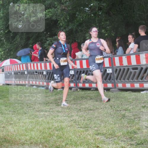 21.06.2025 - 27. Vierlanden-Triathlon KatJ http://msf.ph/oto/8028589 15.06.2025 13:32:42 Ziel 74, 238, 657, 1057 meine-sportfotos.de