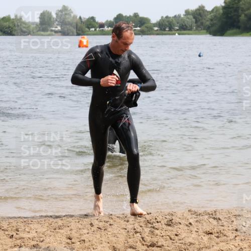 15.06.2025 - 27. Vierlanden-Triathlon Lena Gebhardt http://msf.ph/oto/8028594 15.06.2025 11:03:26 Schwimmen 645, 766, 793, 810 meine-sportfotos.de