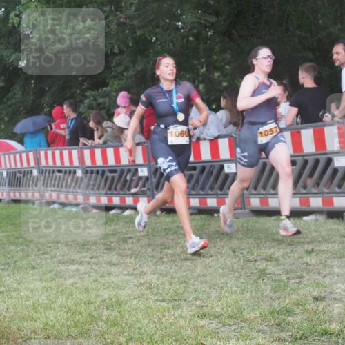 21.06.2025 - 27. Vierlanden-Triathlon KatJ http://msf.ph/oto/8028607 15.06.2025 13:32:42 Ziel 74, 238, 657, 1057 meine-sportfotos.de
