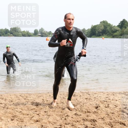 15.06.2025 - 27. Vierlanden-Triathlon Lena Gebhardt http://msf.ph/oto/8028611 15.06.2025 11:03:27 Schwimmen 645, 766, 793, 810 meine-sportfotos.de