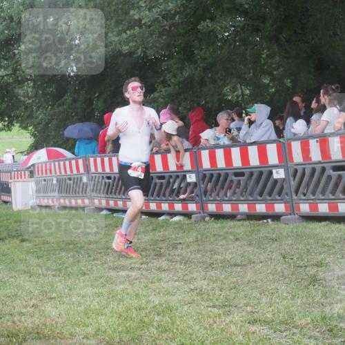 21.06.2025 - 27. Vierlanden-Triathlon KatJ http://msf.ph/oto/8028613 15.06.2025 13:32:46 Ziel 74, 238 meine-sportfotos.de