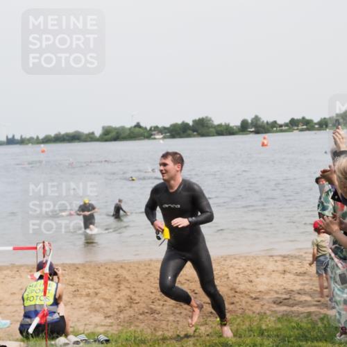 21.06.2025 - 27. Vierlanden-Triathlon MichiJ http://msf.ph/oto/8028621 15.06.2026 10:58:48 Schwimmen 667, 684, 743, 760 meine-sportfotos.de