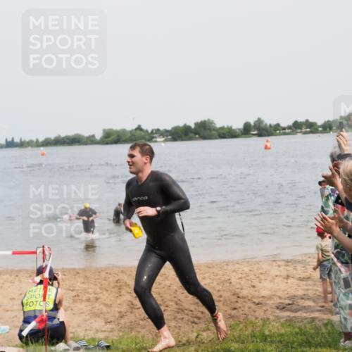 21.06.2025 - 27. Vierlanden-Triathlon MichiJ http://msf.ph/oto/8028626 15.06.2026 10:58:48 Schwimmen 667, 684, 743, 760 meine-sportfotos.de