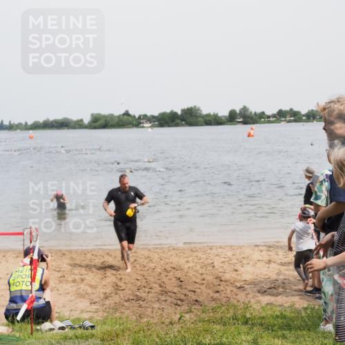 21.06.2025 - 27. Vierlanden-Triathlon MichiJ http://msf.ph/oto/8028649 15.06.2026 10:58:53 Schwimmen 743, 760 meine-sportfotos.de