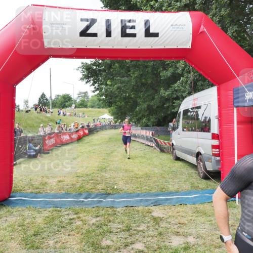21.06.2025 - 27. Vierlanden-Triathlon MichiJ http://msf.ph/oto/8028654 15.06.2026 12:13:30 Ziel 251, 869 meine-sportfotos.de
