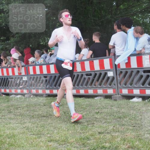 21.06.2025 - 27. Vierlanden-Triathlon KatJ http://msf.ph/oto/8028656 15.06.2025 13:32:47 Ziel 74, 238 meine-sportfotos.de