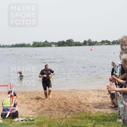 21.06.2025 - 27. Vierlanden-Triathlon MichiJ http://msf.ph/oto/8028658 15.06.2026 10:58:53 Schwimmen 743, 760 meine-sportfotos.de