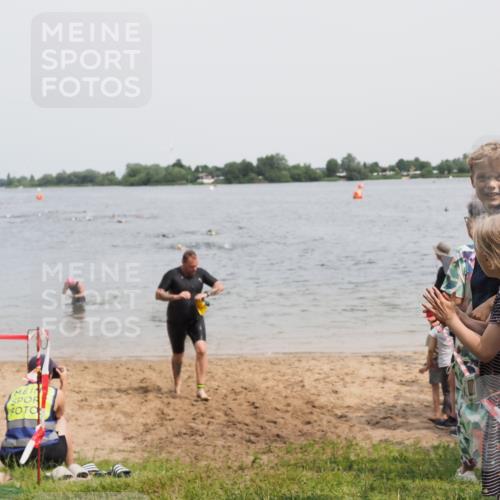 21.06.2025 - 27. Vierlanden-Triathlon MichiJ http://msf.ph/oto/8028665 15.06.2026 10:58:54 Schwimmen 709, 743, 760 meine-sportfotos.de