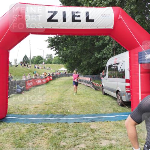 21.06.2025 - 27. Vierlanden-Triathlon MichiJ http://msf.ph/oto/8028670 15.06.2026 12:13:30 Ziel 251, 869 meine-sportfotos.de