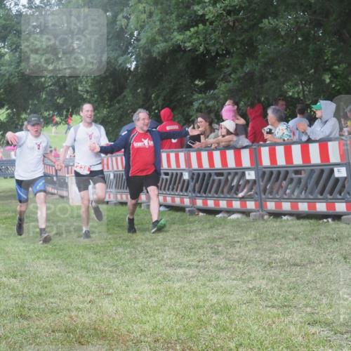 21.06.2025 - 27. Vierlanden-Triathlon KatJ http://msf.ph/oto/8028677 15.06.2025 13:32:49 Ziel 238 meine-sportfotos.de